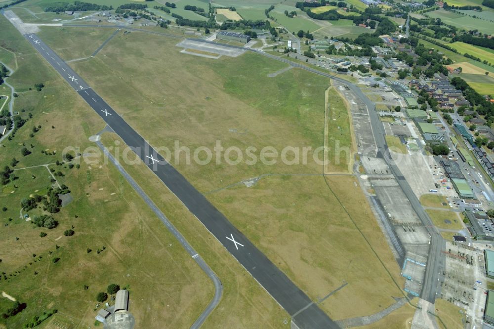 Aerial photograph Gütersloh - Runway with hangar taxiways and terminals on the grounds of the airport in Guetersloh in the state North Rhine-Westphalia