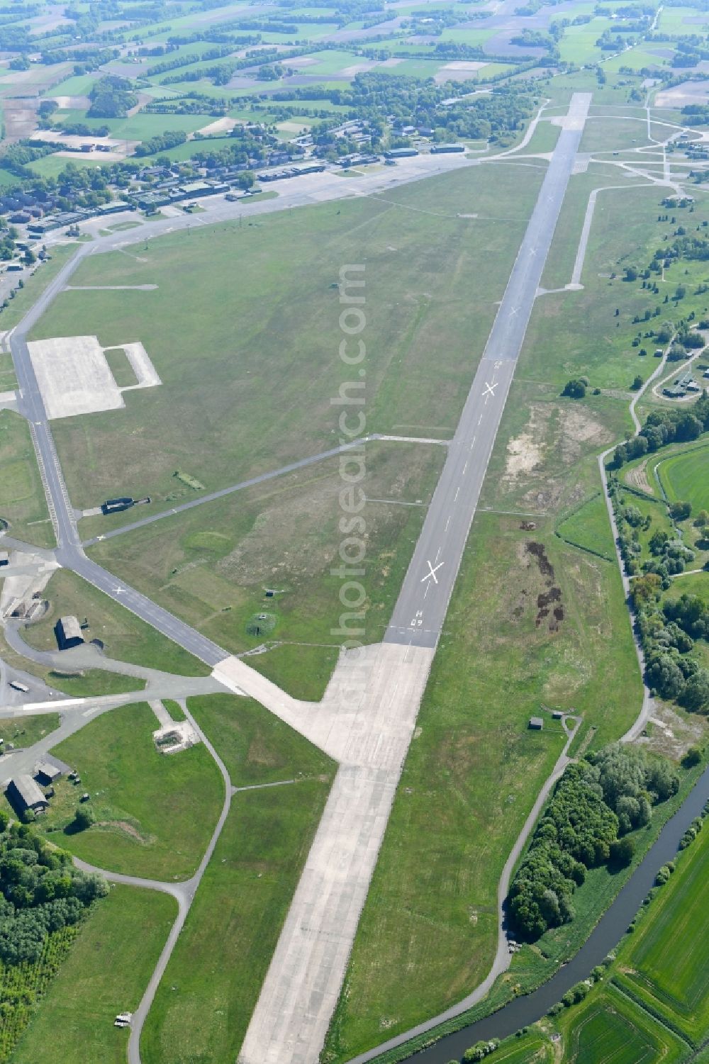 Aerial image Gütersloh - Runway with hangar taxiways and terminals on the grounds of the airport in Guetersloh in the state North Rhine-Westphalia