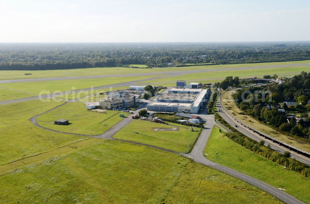 Hamburg from the bird's eye view: Runway with hangar taxiways and terminals on the grounds of the airport Hamburg in Hamburg