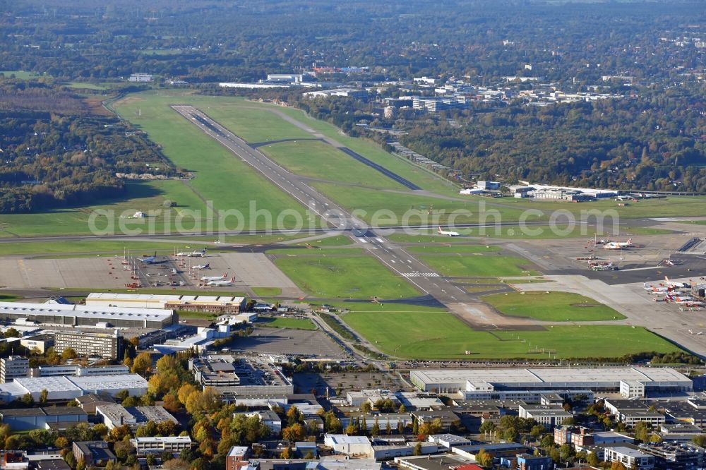 Aerial photograph Hamburg - Runway with hangar taxiways and terminals on the grounds of the airport Hamburg in the district Fuhlsbuettel in Hamburg, Germany