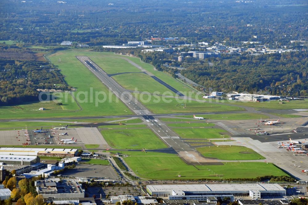 Hamburg from the bird's eye view: Runway with hangar taxiways and terminals on the grounds of the airport Hamburg in the district Fuhlsbuettel in Hamburg, Germany