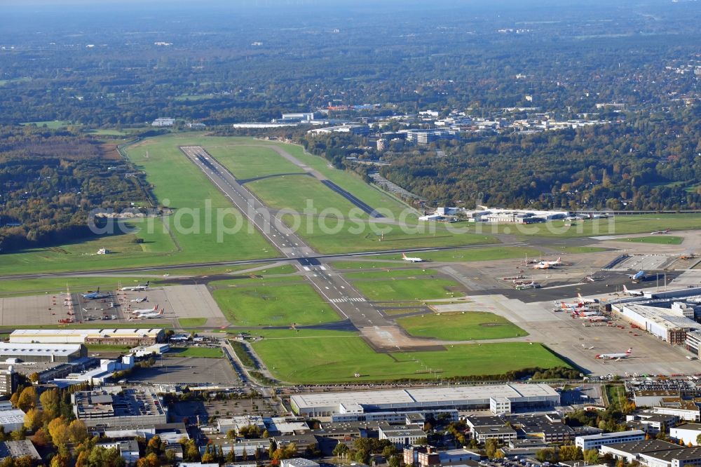 Aerial image Hamburg - Runway with hangar taxiways and terminals on the grounds of the airport Hamburg in the district Fuhlsbuettel in Hamburg, Germany