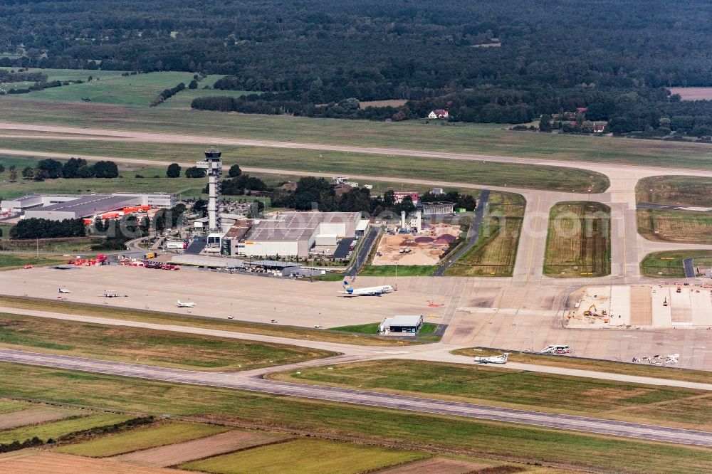 Langenhagen from the bird's eye view: Runway on the grounds of the airport Hannover Langenhagen in the state Lower Saxony