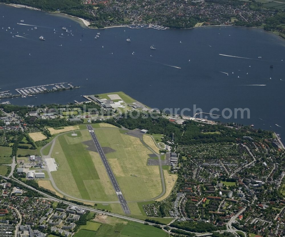 Aerial image Kiel - Runway with hangar taxiways and terminals on the grounds of the airport in Kiel in the state Schleswig-Holstein