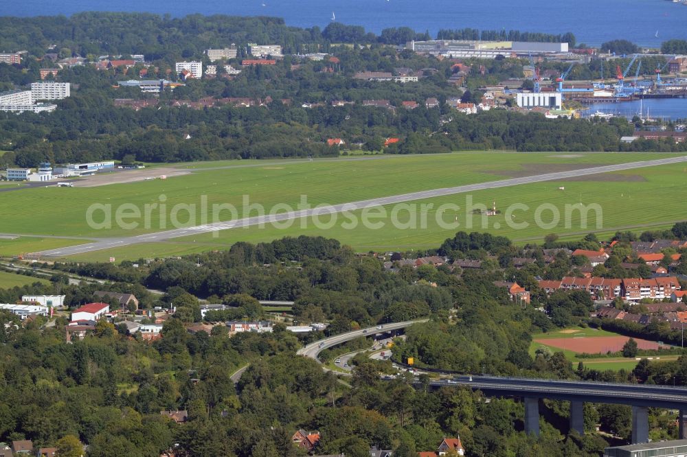 Aerial photograph Kiel - Runway with hangar taxiways and terminals on the grounds of the airport in Kiel in the state Schleswig-Holstein