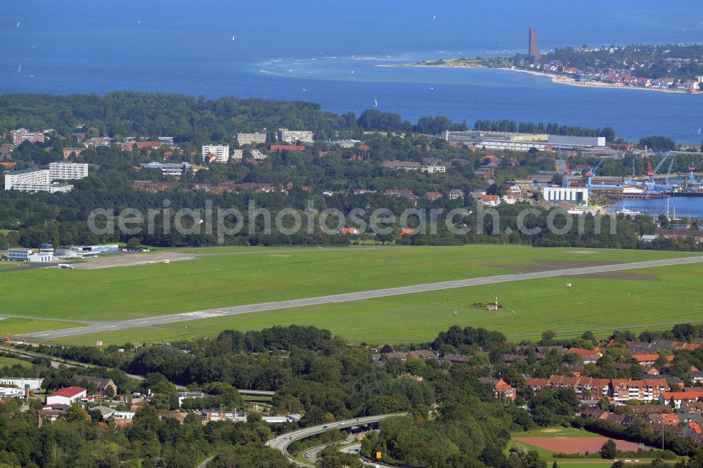 Kiel from the bird's eye view: Runway with hangar taxiways and terminals on the grounds of the airport in Kiel in the state Schleswig-Holstein