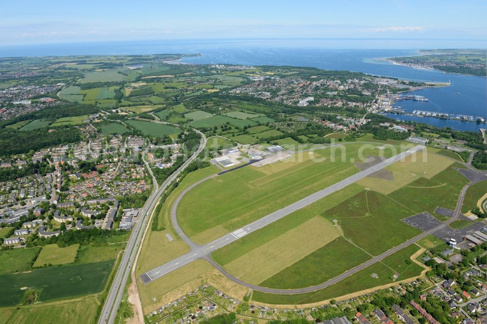 Aerial photograph Kiel - Runway with hangar taxiways and terminals on the grounds of the airport in Kiel in the state Schleswig-Holstein