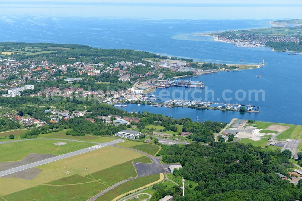 Kiel from the bird's eye view: Runway with hangar taxiways and terminals on the grounds of the airport in Kiel in the state Schleswig-Holstein