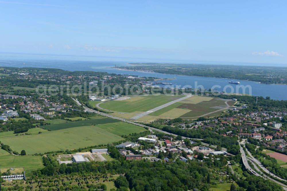 Aerial image Kiel - Runway with hangar taxiways and terminals on the grounds of the airport in Kiel in the state Schleswig-Holstein