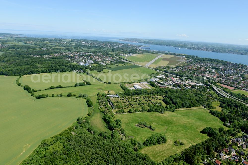 Aerial photograph Kiel - Runway with hangar taxiways and terminals on the grounds of the airport in Kiel in the state Schleswig-Holstein