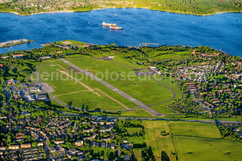 Kiel from the bird's eye view: Runway with hangar taxiways and terminals on the grounds of the airport in Kiel in the state Schleswig-Holstein