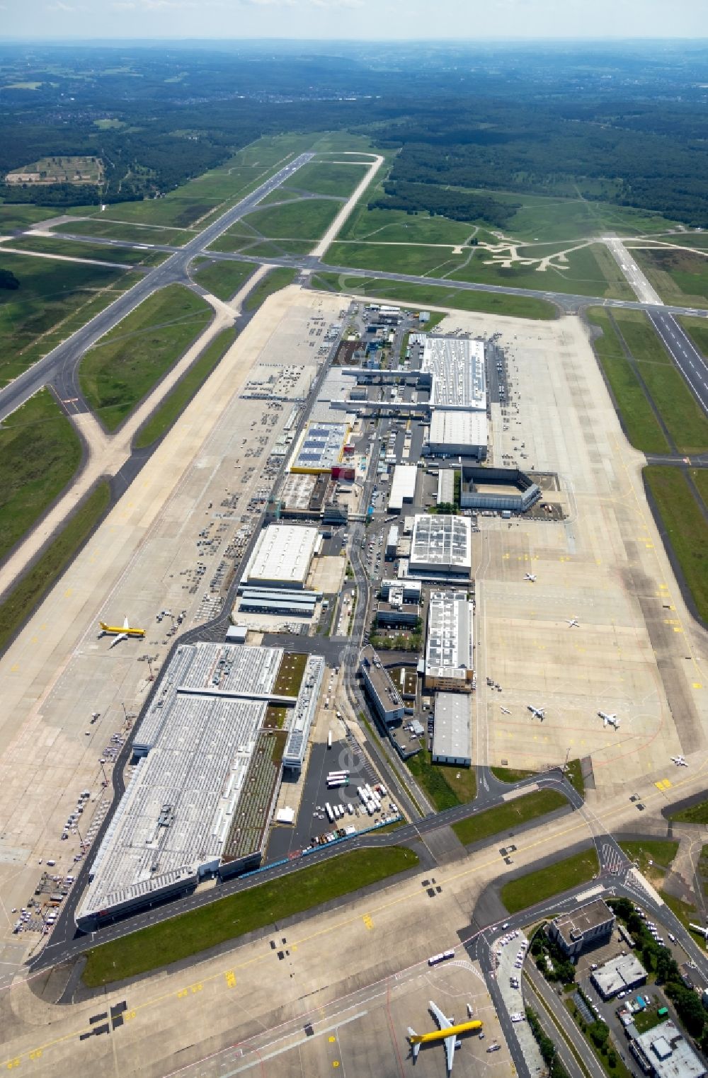 Aerial image Köln - Runway with hangar taxiways and terminals on the grounds of the airport Koeln Bonn Airport in the district Grengel in Cologne in the state North Rhine-Westphalia, Germany