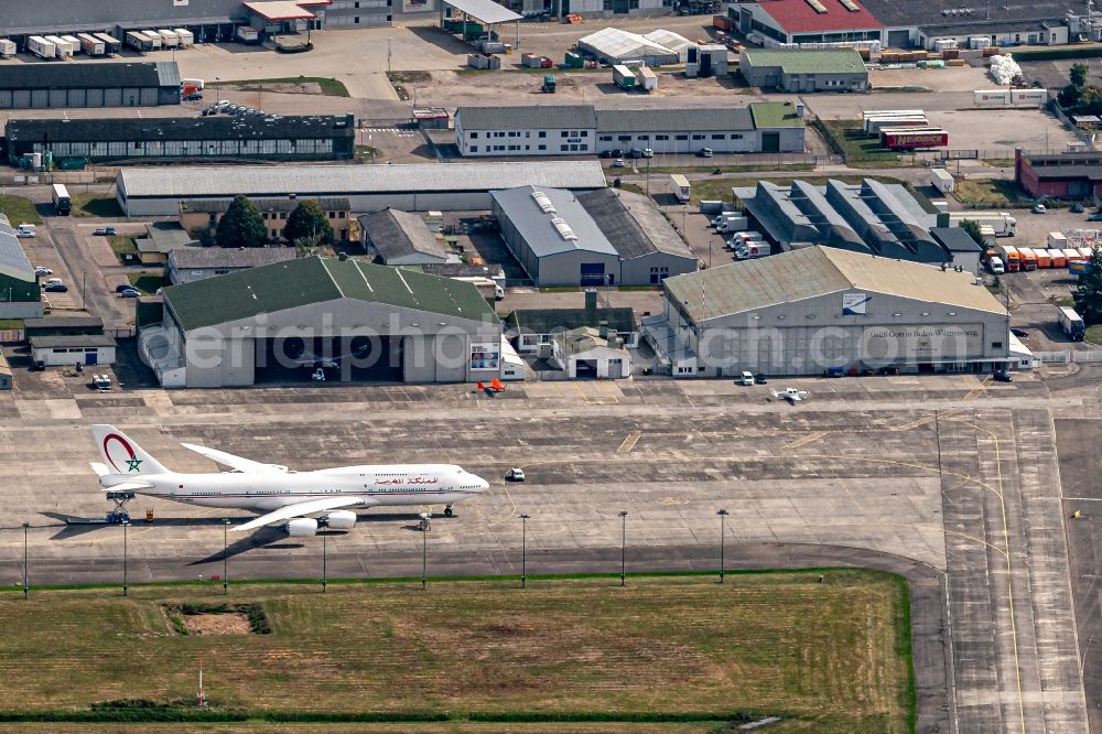 Aerial photograph Lahr/Schwarzwald - Runway with hangar taxiways and terminals on the grounds of the airport Lahr (EDTL) Vorfeld in Lahr/Schwarzwald in the state Baden-Wurttemberg, Germany