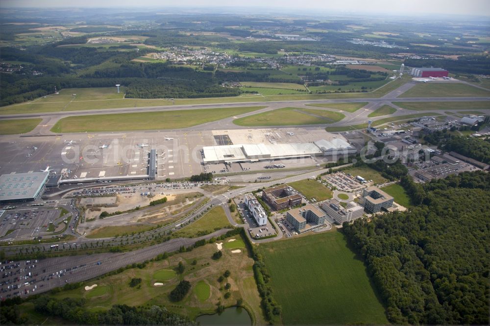 Aerial image Luxembourg - Runway with hangar taxiways and terminals on the grounds of the airport Luxembourg in the district Sennengerbierg in Luxembourg in Distrikt Letzebuerg, Luxembourg