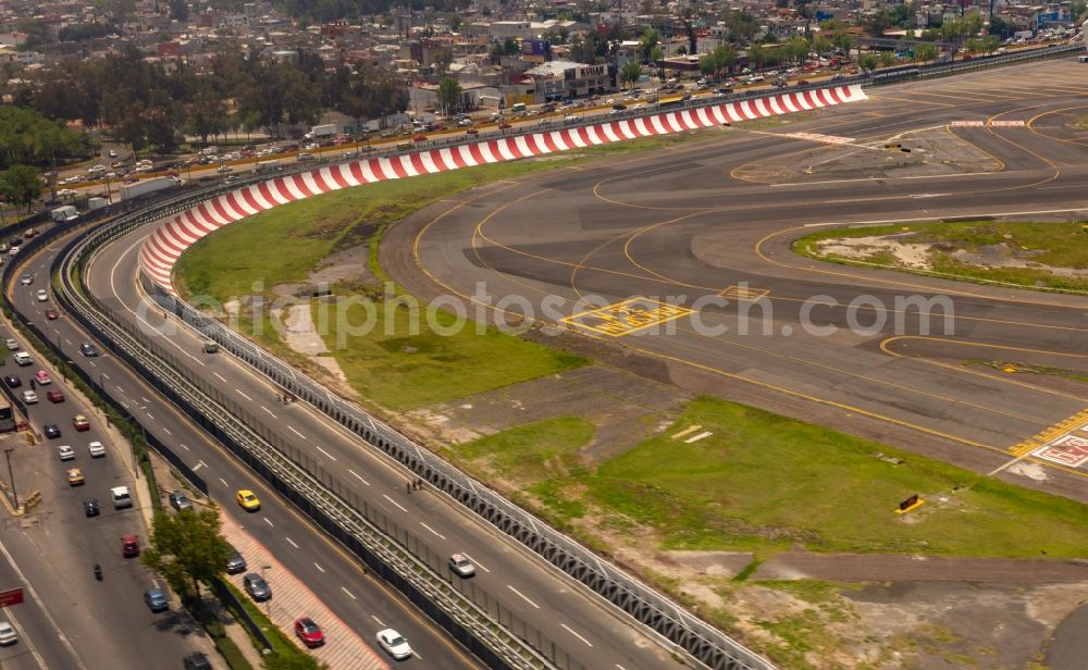 Ciudad de Mexico from the bird's eye view: Runway with taxiways on the grounds of the airport Mexico-City in Ciudad de Mexico in Mexico