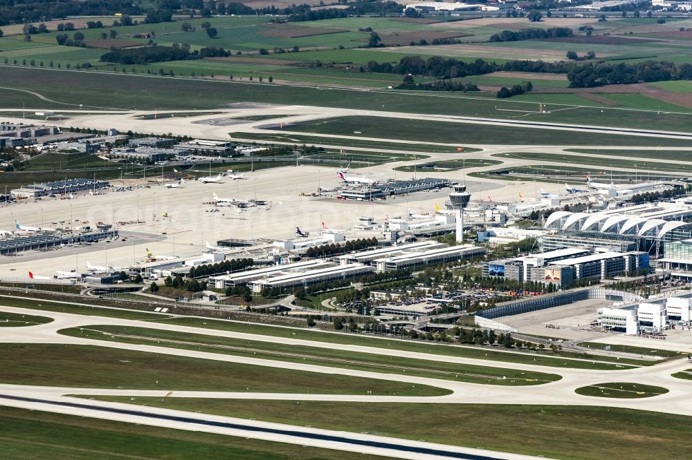 München from the bird's eye view: Runway with hangar taxiways and terminals on the grounds of the airport in Munich in the state Bavaria, Germany