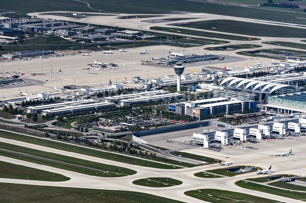 Aerial image München - Runway with hangar taxiways and terminals on the grounds of the airport in Munich in the state Bavaria, Germany