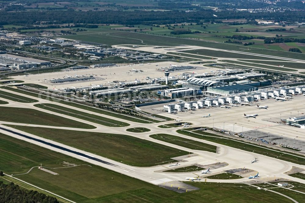 Aerial photograph München - Runway with hangar taxiways and terminals on the grounds of the airport in Munich in the state Bavaria, Germany