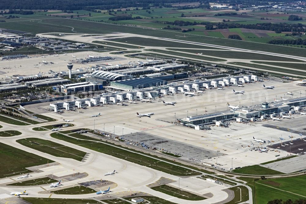 München from the bird's eye view: Runway with hangar taxiways and terminals on the grounds of the airport in Munich in the state Bavaria, Germany