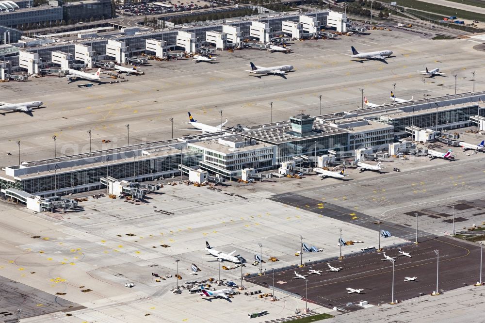 Aerial image München - Runway with hangar taxiways and terminals on the grounds of the airport in Munich in the state Bavaria, Germany