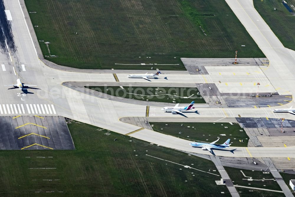 Aerial photograph München - Runway with hangar taxiways and terminals on the grounds of the airport in Munich in the state Bavaria, Germany