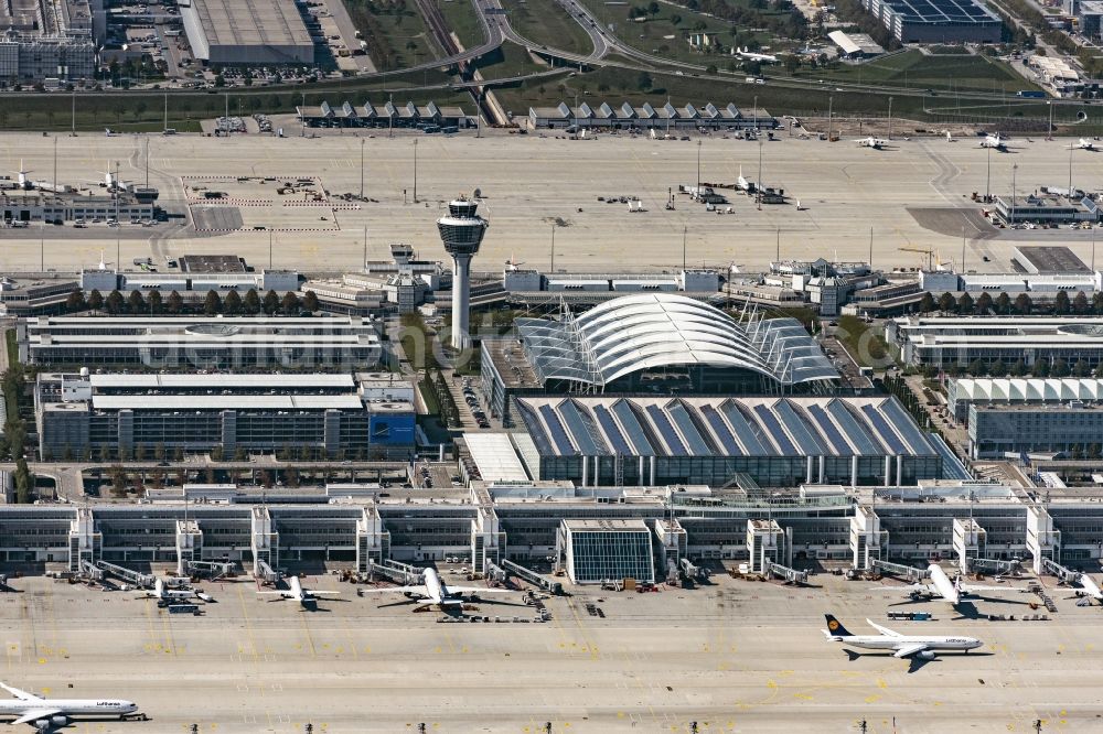 München from the bird's eye view: Runway with hangar taxiways and terminals on the grounds of the airport in Munich in the state Bavaria, Germany