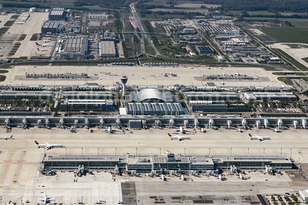 Aerial image München - Runway with hangar taxiways and terminals on the grounds of the airport in Munich in the state Bavaria, Germany