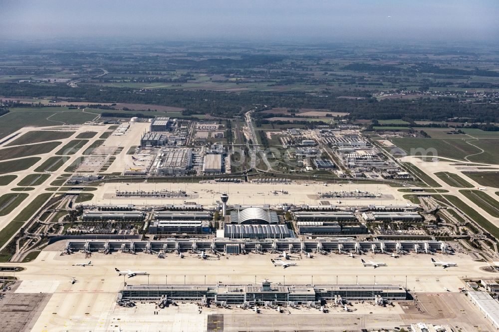 Aerial photograph München - Runway with hangar taxiways and terminals on the grounds of the airport in Munich in the state Bavaria, Germany