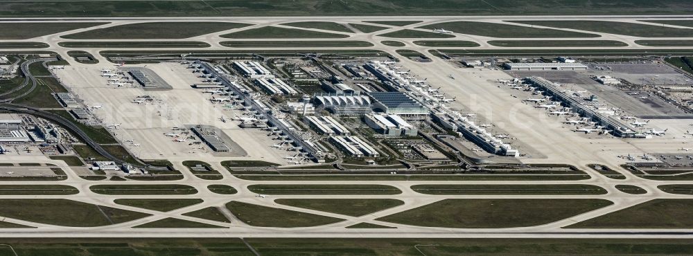 Aerial image München-Flughafen - Runway with hangar taxiways and terminals on the grounds of the airport Muenchen in Muenchen-Flughafen in the state Bavaria, Germany