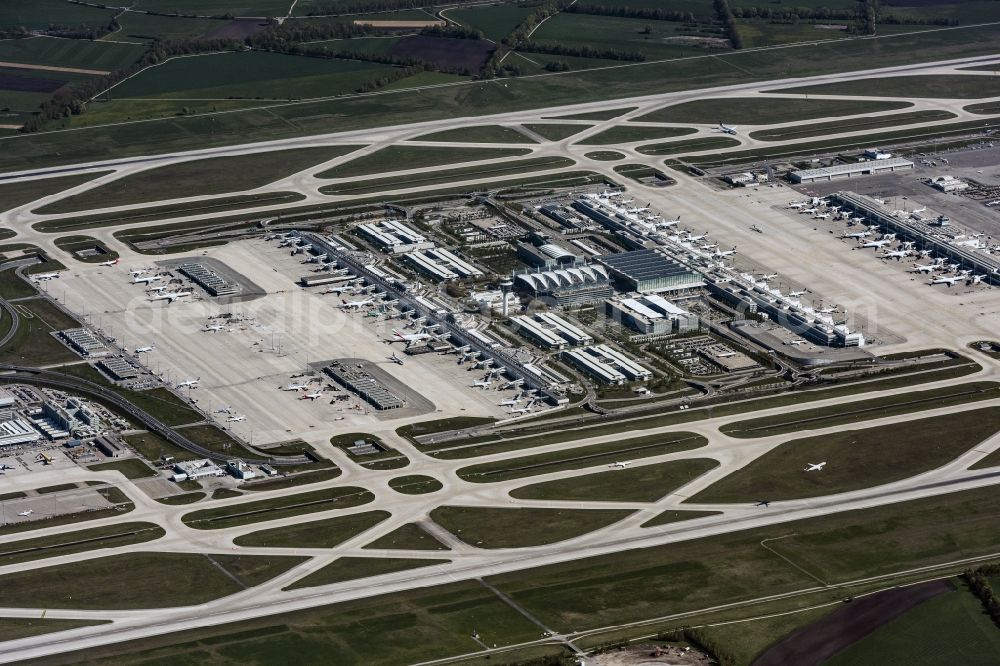 Aerial photograph München-Flughafen - Runway with hangar taxiways and terminals on the grounds of the airport Muenchen in Muenchen-Flughafen in the state Bavaria, Germany