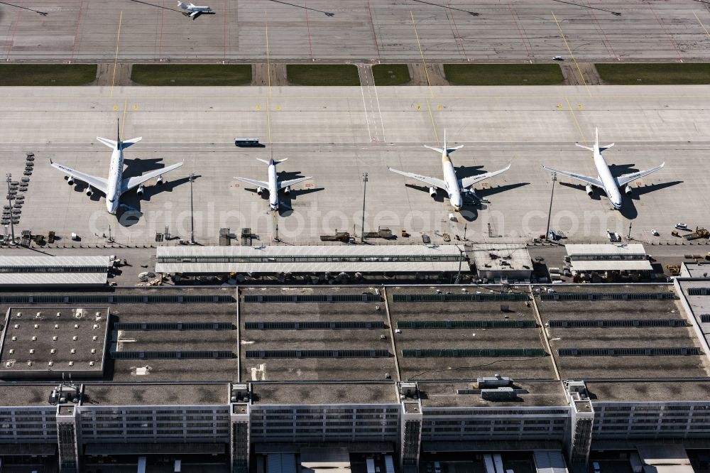 München-Flughafen from above - Runway with hangar taxiways and terminals on the grounds of the airport Muenchen in Muenchen-Flughafen in the state Bavaria, Germany