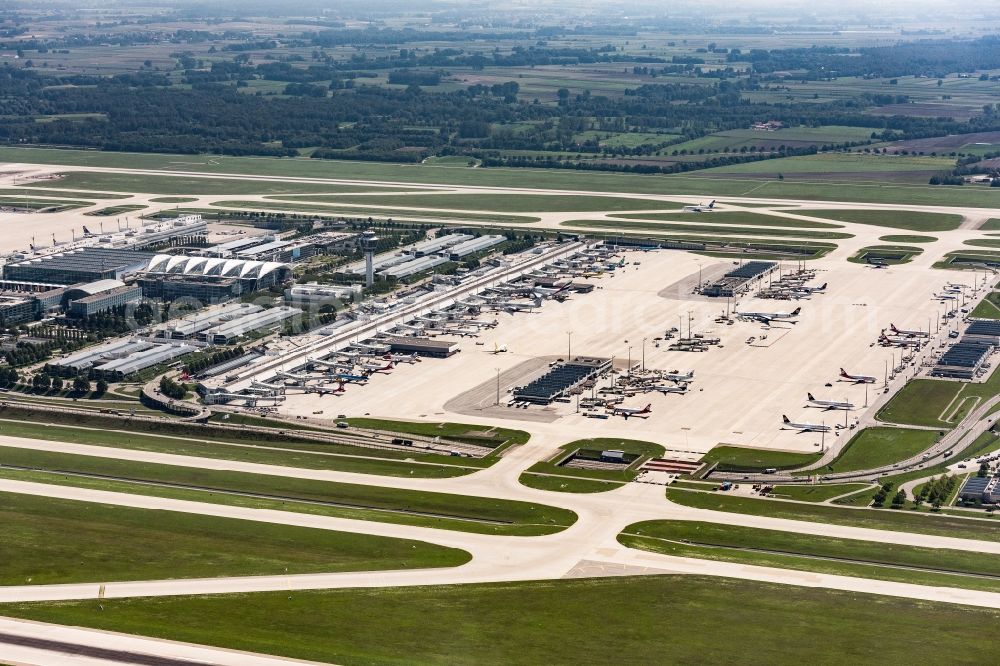 Oberding from the bird's eye view: Runway with hangar taxiways and terminals on the grounds of the airport Muenchen in Muenchen-Flughafen in the state Bavaria, Germany