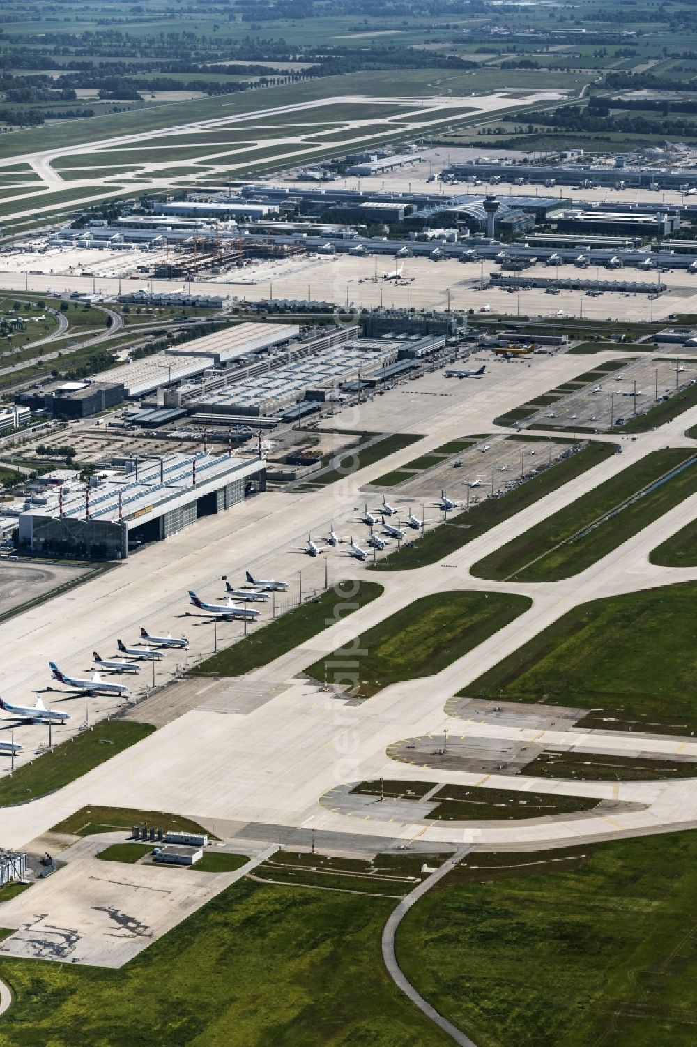 München-Flughafen from the bird's eye view: Runway with hangar taxiways and terminals on the grounds of the airport Muenchen in Muenchen-Flughafen in the state Bavaria, Germany