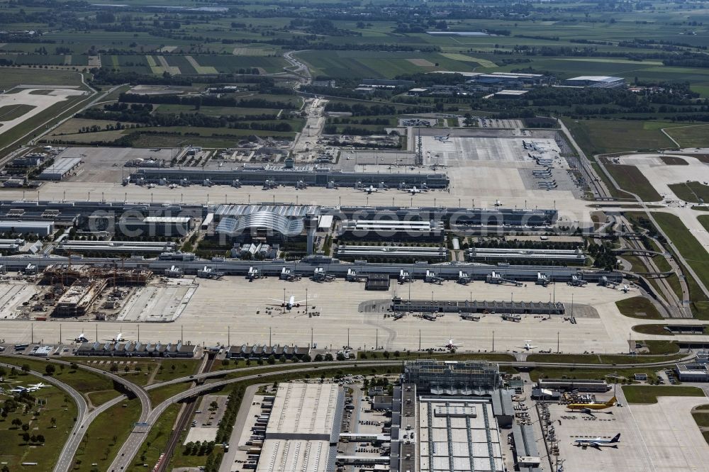 Aerial image München-Flughafen - Runway with hangar taxiways and terminals on the grounds of the airport Muenchen in Muenchen-Flughafen in the state Bavaria, Germany