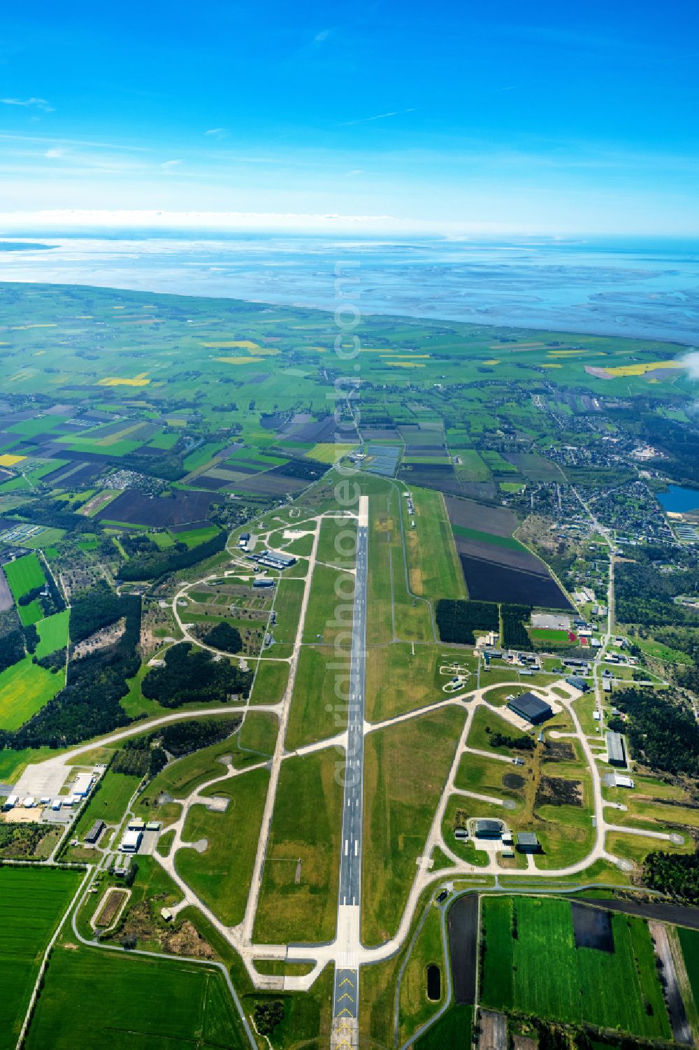 Aerial image Nordholz - Runways with taxiways, hangar facilities and terminals on the grounds of Nordholz/Cuxhaven Airport in Nordholz in the state Lower Saxony, Germany