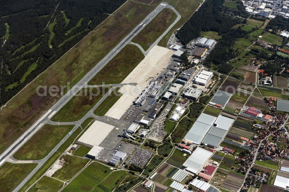 Aerial image Nürnberg - Runway with hangar taxiways and terminals on the grounds of the airport in the district Nordwestliche Aussenstadt in Nuremberg in the state Bavaria, Germany