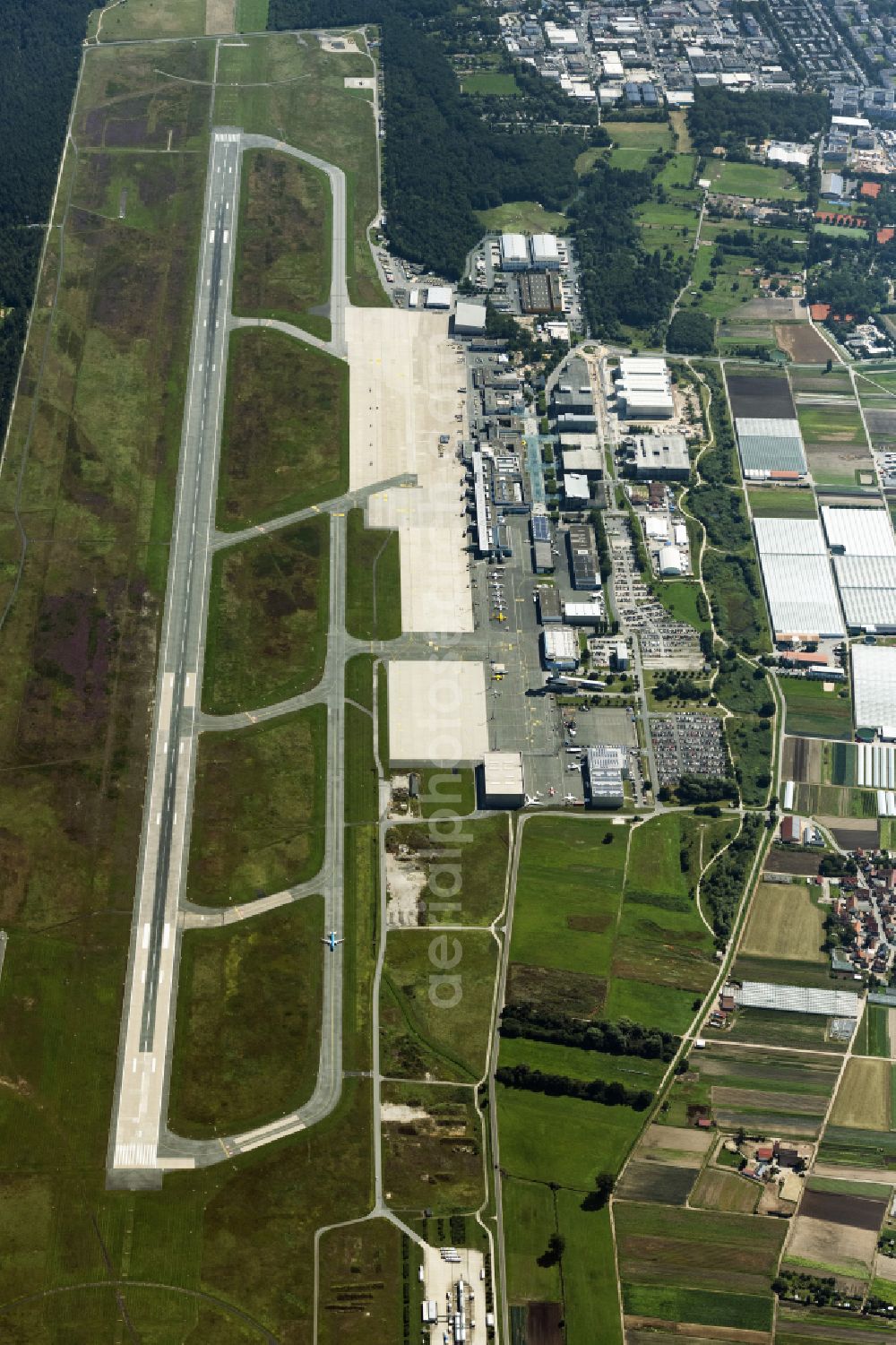 Aerial photograph Nürnberg - Runway with hangar taxiways and terminals on the grounds of the airport in the district Nordwestliche Aussenstadt in Nuremberg in the state Bavaria, Germany