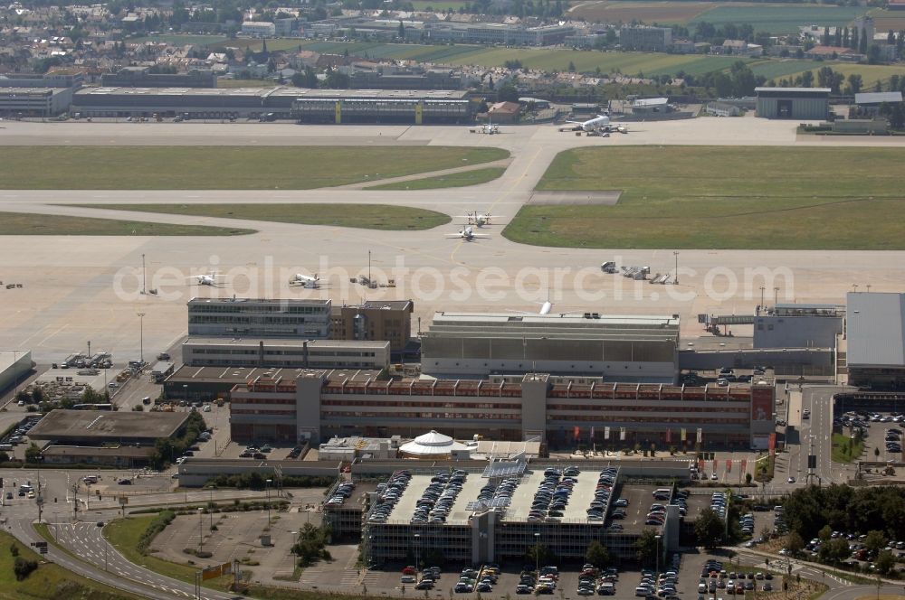 Aerial photograph Stuttgart - Runway with hangar taxiways and terminals on the grounds of the airport in the district Bernhausen in Stuttgart in the state Baden-Wuerttemberg, Germany