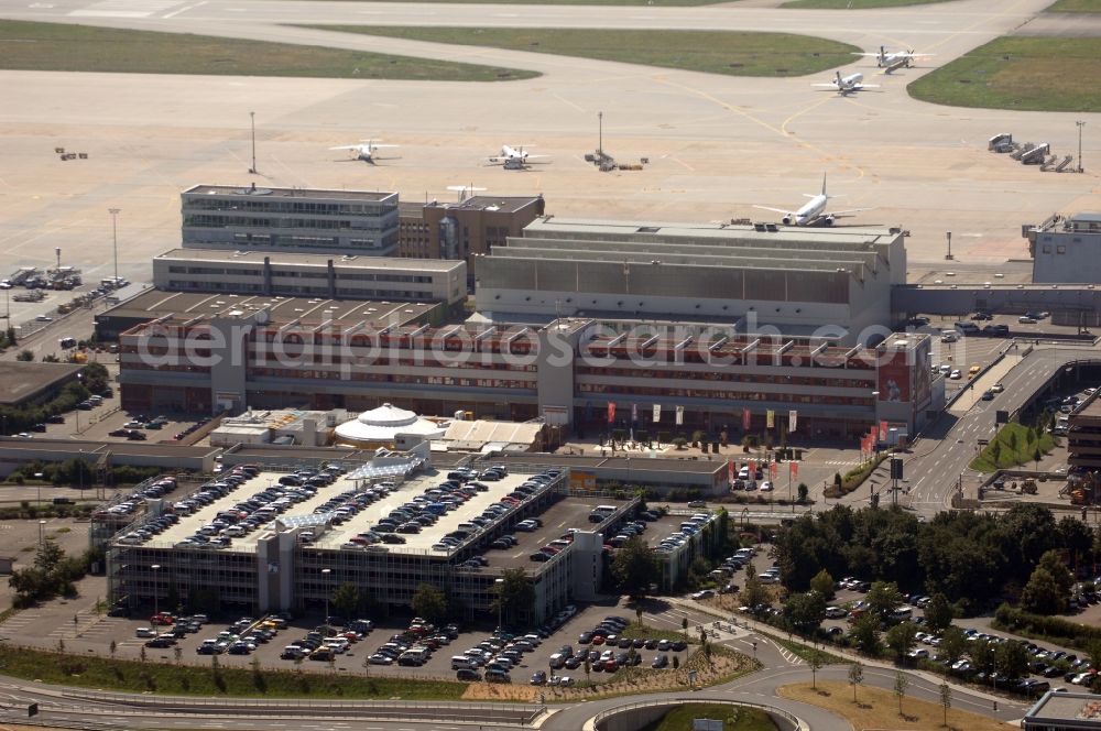 Aerial photograph Stuttgart - Runway with hangar taxiways and terminals on the grounds of the airport in the district Bernhausen in Stuttgart in the state Baden-Wuerttemberg, Germany