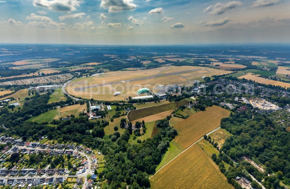 Mülheim an der Ruhr from the bird's eye view: Runway with hangar taxiways and terminals on the grounds of the airport in the district Flughafensiedlung in Muelheim on the Ruhr in the state North Rhine-Westphalia