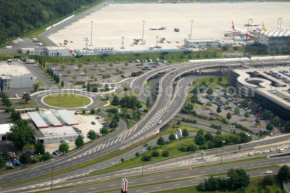 Köln from the bird's eye view: Runway with hangar taxiways and terminals on the grounds of the airport in the district Grengel in Cologne in the state North Rhine-Westphalia, Germany