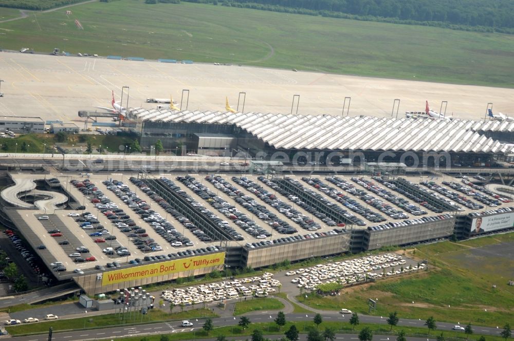 Aerial photograph Köln - Runway with hangar taxiways and terminals on the grounds of the airport in the district Grengel in Cologne in the state North Rhine-Westphalia, Germany