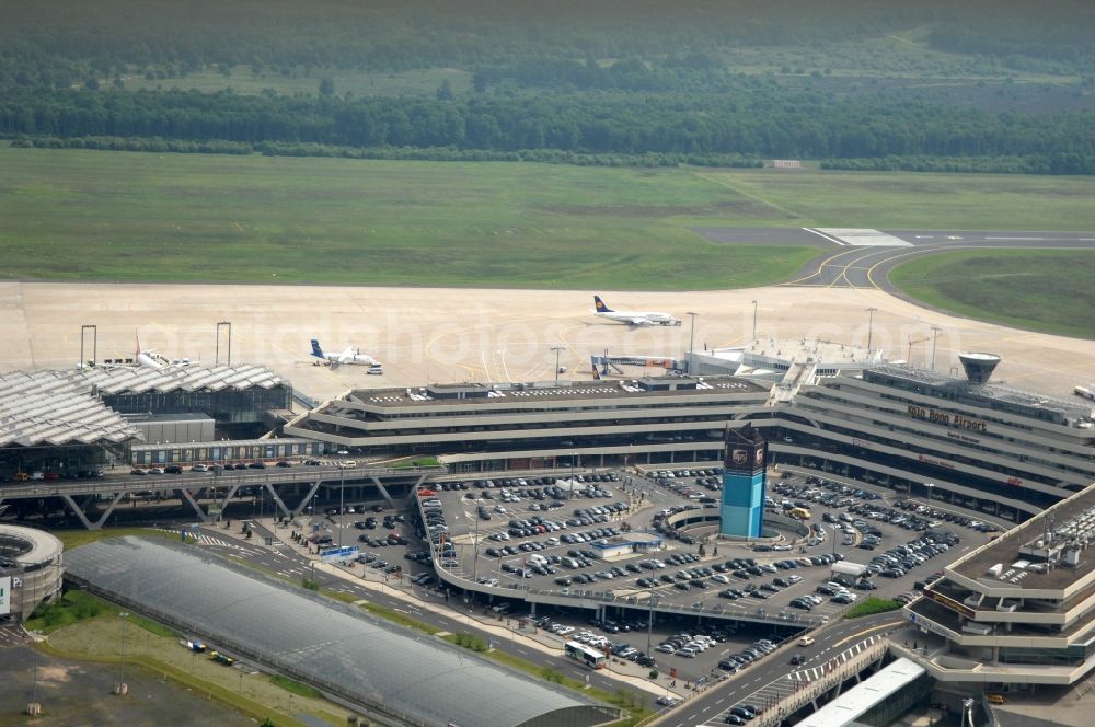 Köln from above - Runway with hangar taxiways and terminals on the grounds of the airport in the district Grengel in Cologne in the state North Rhine-Westphalia, Germany