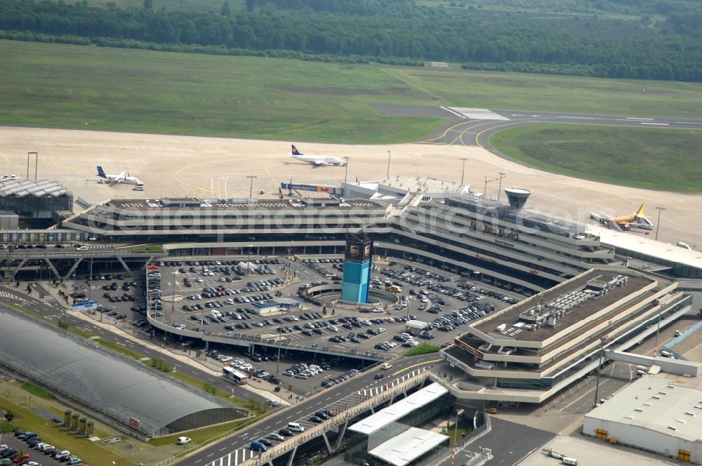 Köln from the bird's eye view: Runway with hangar taxiways and terminals on the grounds of the airport in the district Grengel in Cologne in the state North Rhine-Westphalia, Germany