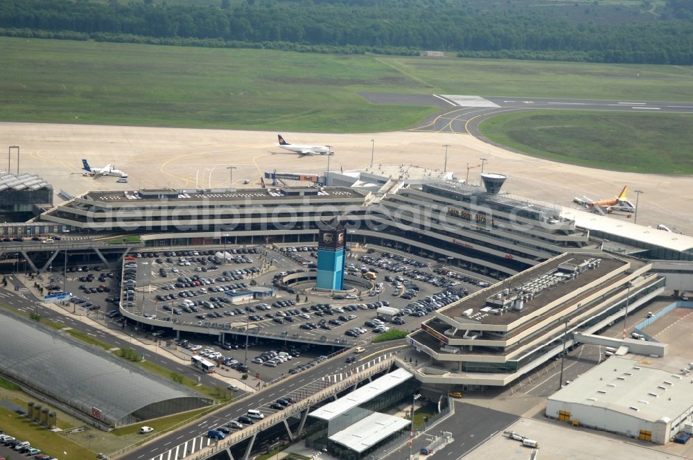 Aerial image Köln - Runway with hangar taxiways and terminals on the grounds of the airport in the district Grengel in Cologne in the state North Rhine-Westphalia, Germany