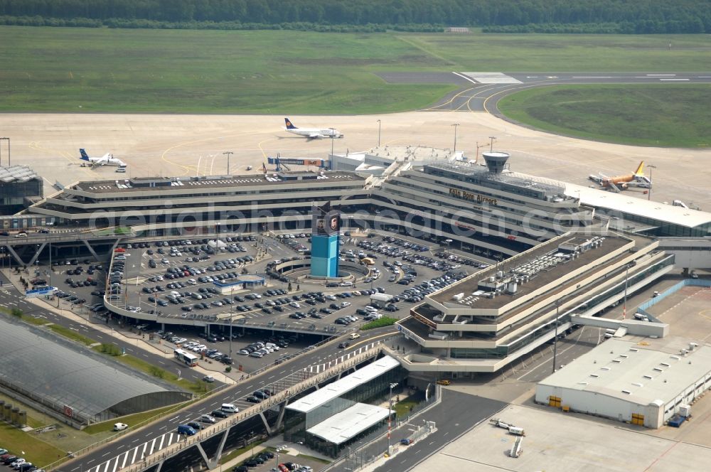 Aerial photograph Köln - Runway with hangar taxiways and terminals on the grounds of the airport in the district Grengel in Cologne in the state North Rhine-Westphalia, Germany