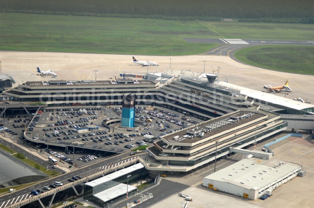 Köln from the bird's eye view: Runway with hangar taxiways and terminals on the grounds of the airport in the district Grengel in Cologne in the state North Rhine-Westphalia, Germany