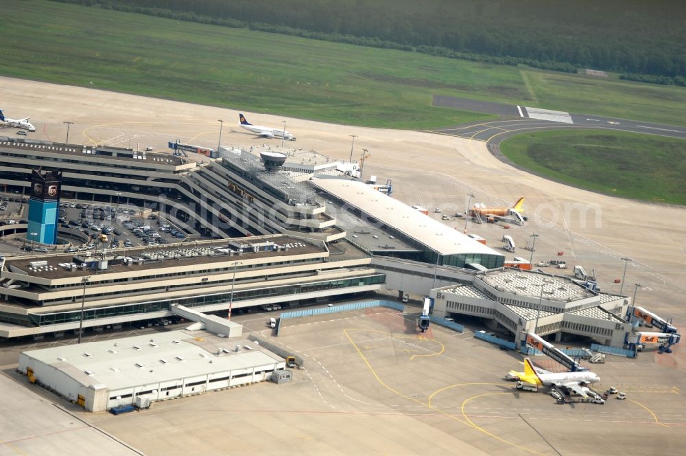 Köln from the bird's eye view: Runway with hangar taxiways and terminals on the grounds of the airport in the district Grengel in Cologne in the state North Rhine-Westphalia, Germany