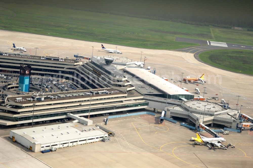 Aerial image Köln - Runway with hangar taxiways and terminals on the grounds of the airport in the district Grengel in Cologne in the state North Rhine-Westphalia, Germany