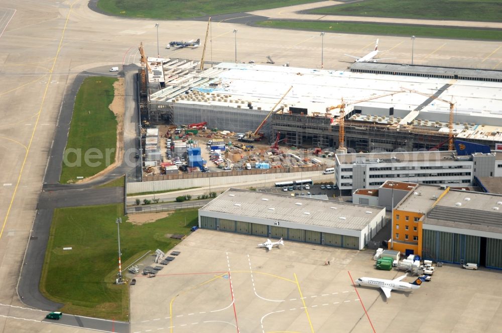 Aerial photograph Köln - Runway with hangar taxiways and terminals on the grounds of the airport in the district Grengel in Cologne in the state North Rhine-Westphalia, Germany